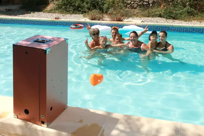 Selfie Voyageur au bord d’une piscine